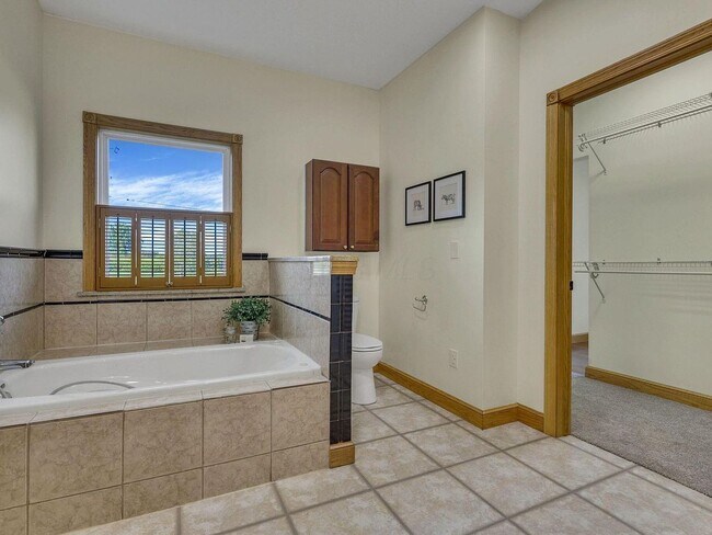 Building Photo - Your country retreat awaits!