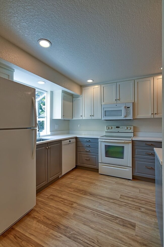 Building Photo - Stylishly Remodeled Condo in Prime Center Park Location