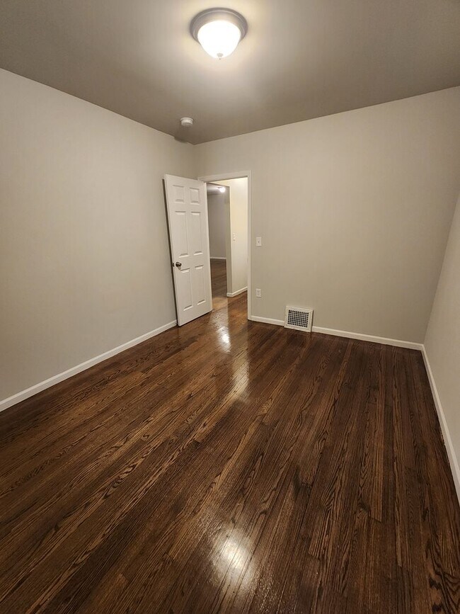 Building Photo - Large 2 Bedroom Home With Garage Section 8 not accepted