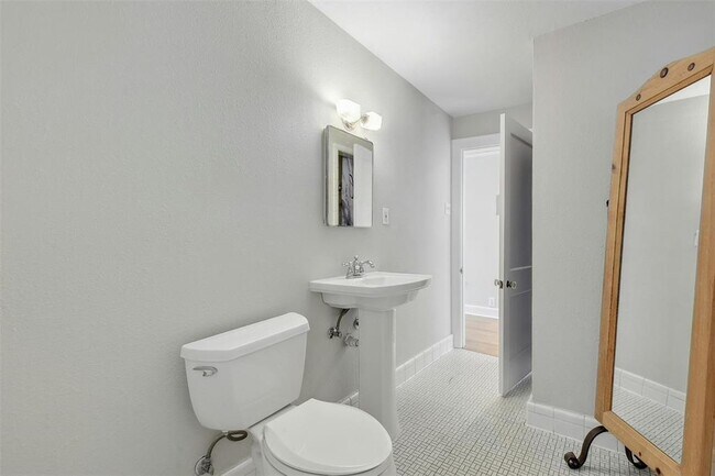 Building Photo - 1606 Travis Heights Blvd