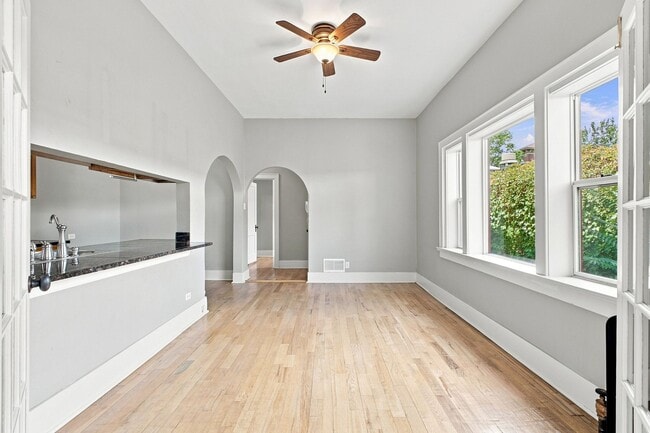 Building Photo - Charming 2-bedroom, 1-bath condo located in the heart of Denver