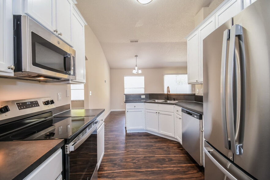 Building Photo - 2828 Ravine Hill Dr