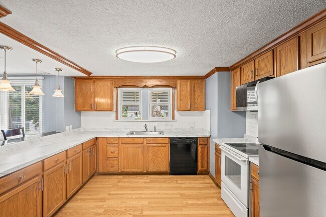 Building Photo - 518 Quaker Ln S