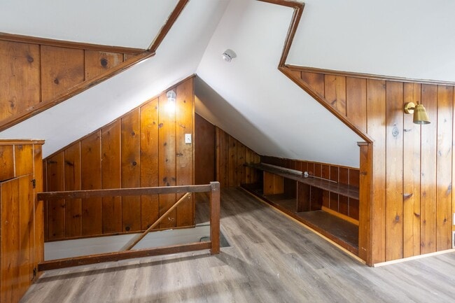 Building Photo - Charming 3 Bedroom 2 Bathroom Home