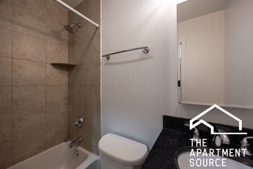 Building Photo - 628 W Wrightwood Ave