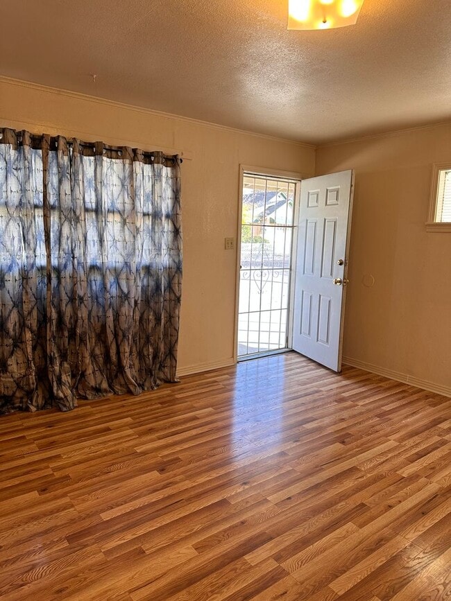 Building Photo - Cozy casita