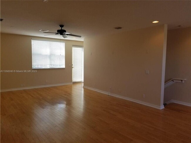 Building Photo - LARGE 3-bed, 3-bath townhome with 2-car ga...