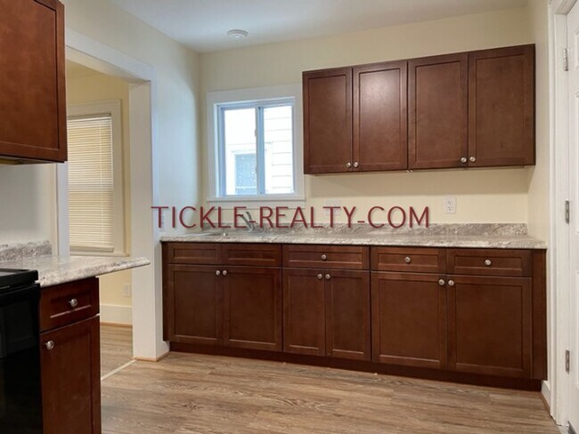 Building Photo - 253-255 Rocket St