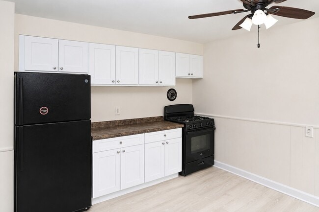 Building Photo - 4843 Elm St