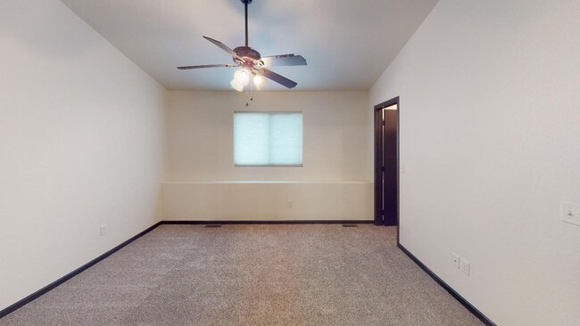 Building Photo - 2 bed town home!