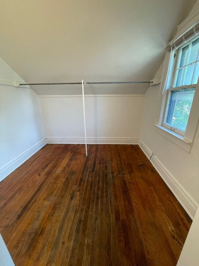 Building Photo - Spacious Home Near U-M | Enclosed Porch, In-Unit Laundry, & On-site Parking!