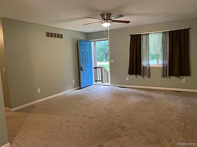 Building Photo - 6067 Shadowbrook Dr