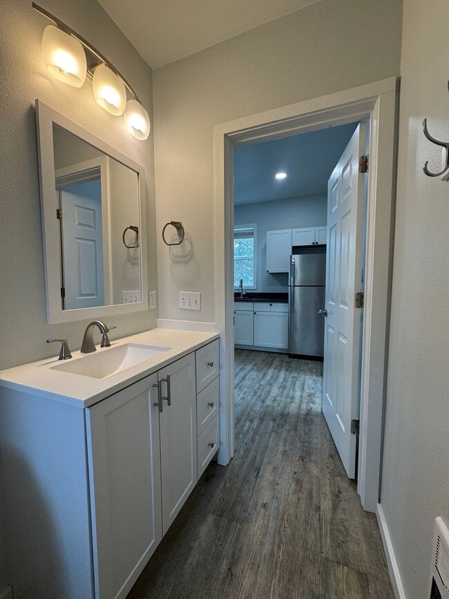 Building Photo - Beautifully Remodeled House