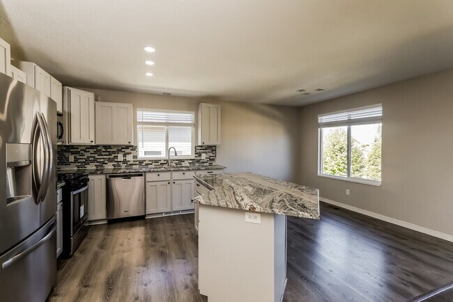 Building Photo - 996 W Fox Holw Dr