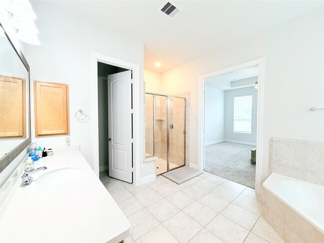 Building Photo - 6610 Lake Oasis Dr