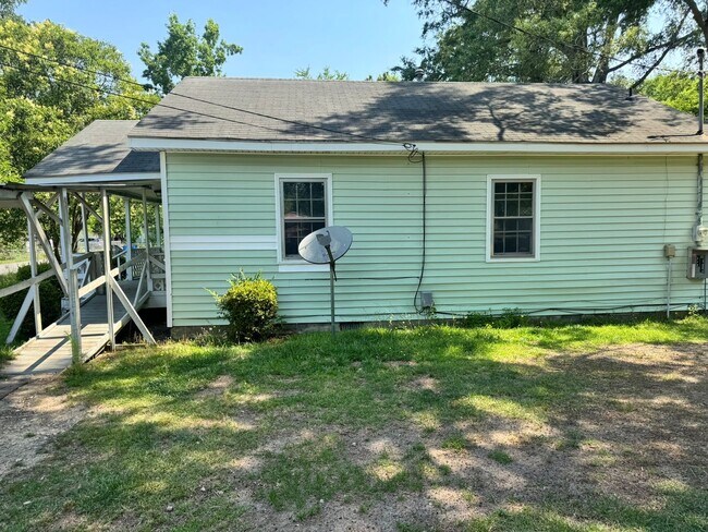 Building Photo - 215 Triangle Pl