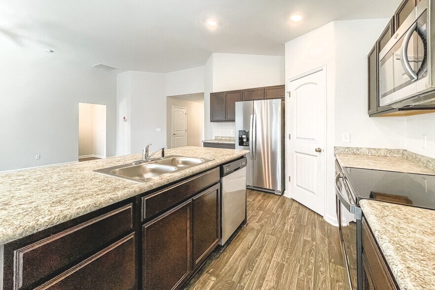 Building Photo - 1127 Autumns Wood Cir E