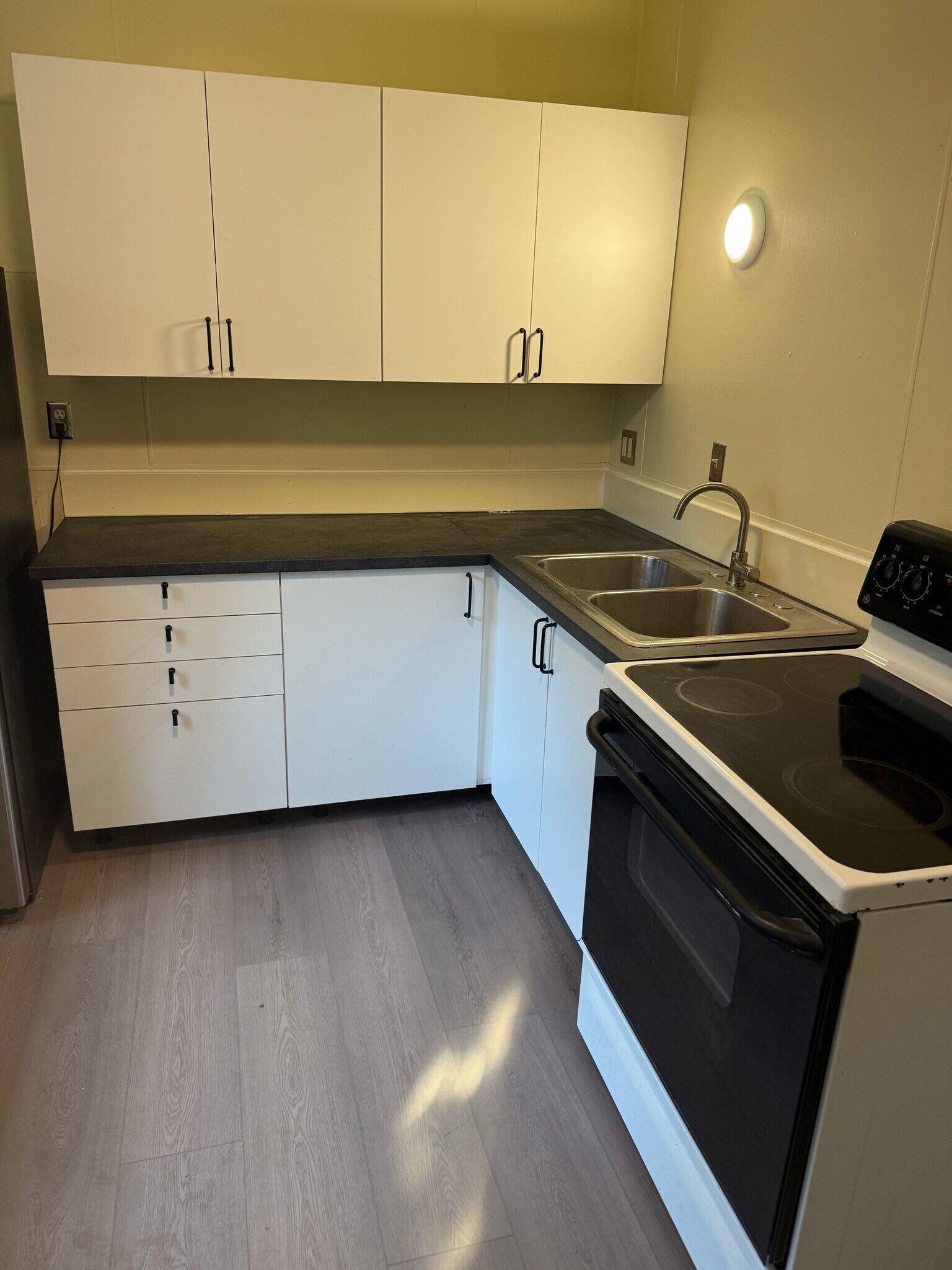 Building Photo - 102 S Balch St