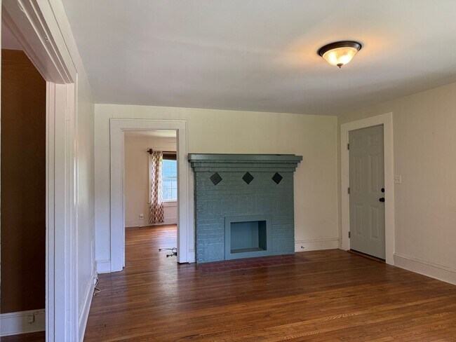 Building Photo - Fantastic 3 Bedroom Bungalow