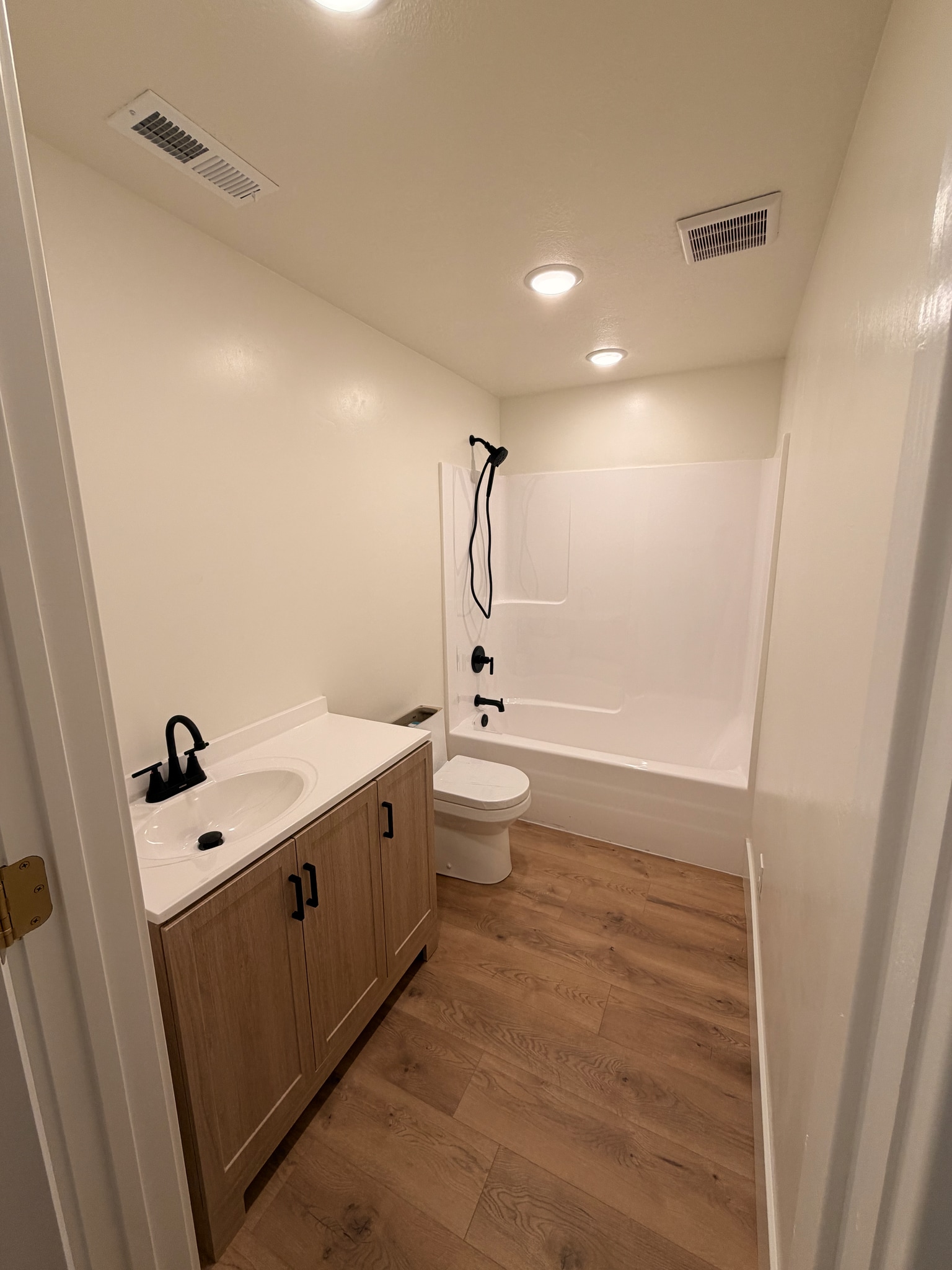 Full bathroom. - 14 N 300 E