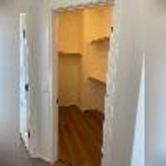 Building Photo - 4 Bedroom, 2 1/2 Bath Available Now!