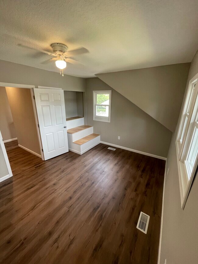 Building Photo - 1530 E 14th St