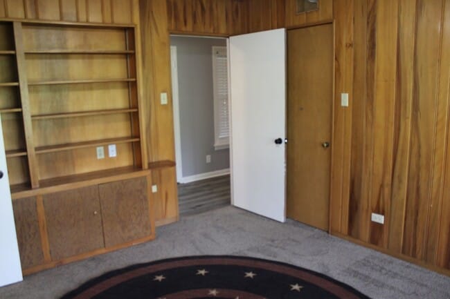 Building Photo - 3 Bedrom 2 bath with a 1 car garage