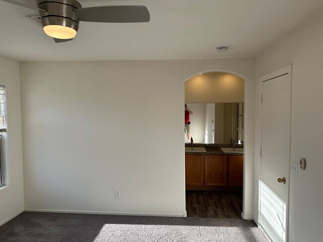 Building Photo - 3 Bedroom Townhouse!! in Gated Community!!...