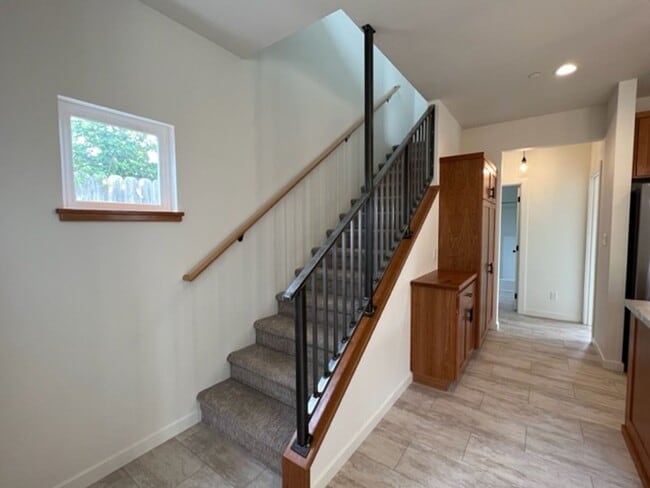 Building Photo - NEWER 3/2 Construction in Eureka! Beautiful homes