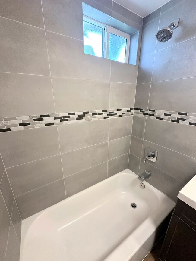 Building Photo - Highly updated and private Cottage. No sha...