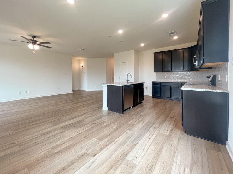 Building Photo - 6912 Llano Dr