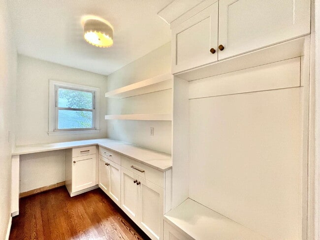 Building Photo - LUXURIOUS LANSDOWNE RETREAT!