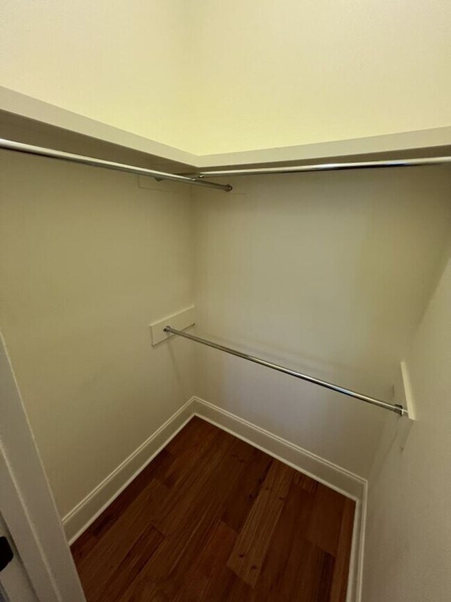 Building Photo - Trendy, 2 bedroom, 2 bathroom townhouse lo...