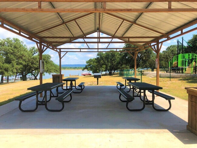 Building Photo - 3 BR/2 BA - 1554 SF Home in LAGO VISTA!!!