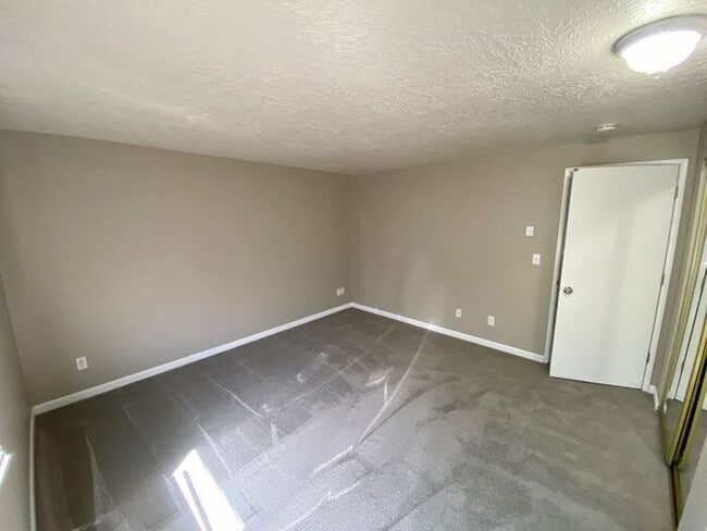 Building Photo - 2 bedroom unit. Pets OK! Lots of upgrades!...