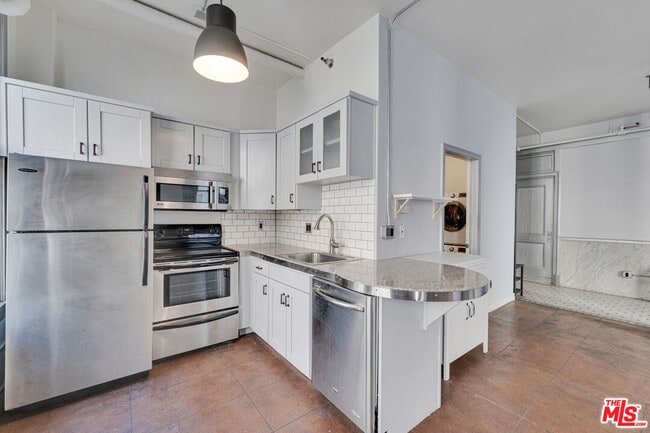 Building Photo - 215 W 7th St