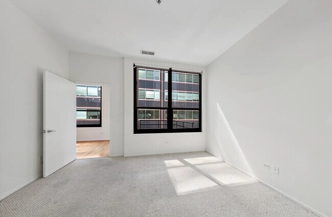 Building Photo - Modern Unit in Prime Location