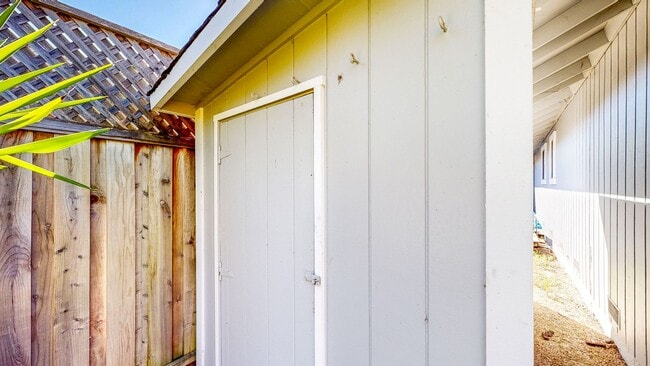 Building Photo - Well Maintain West Side Single Story 3 bedroom 2 bathroom home with 2 car garage