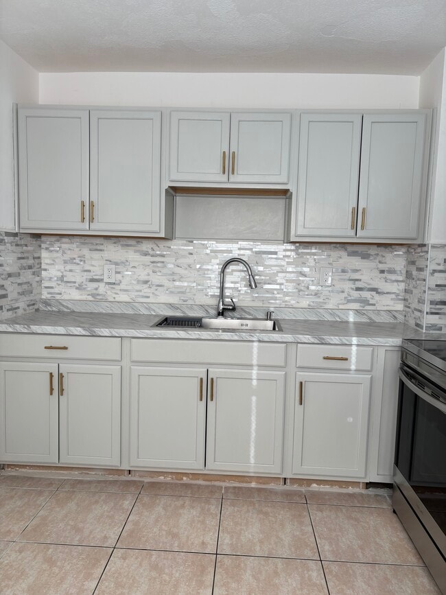 Primary Photo - 3519 W Rogers Ave