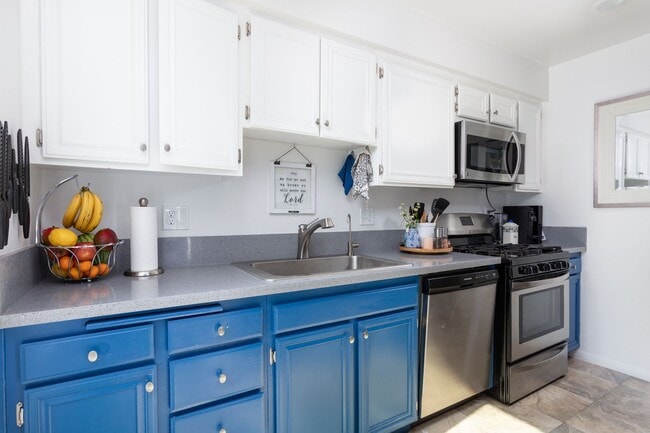 Building Photo - 3 bed 2 bath Townhouse located in South Coast Metro