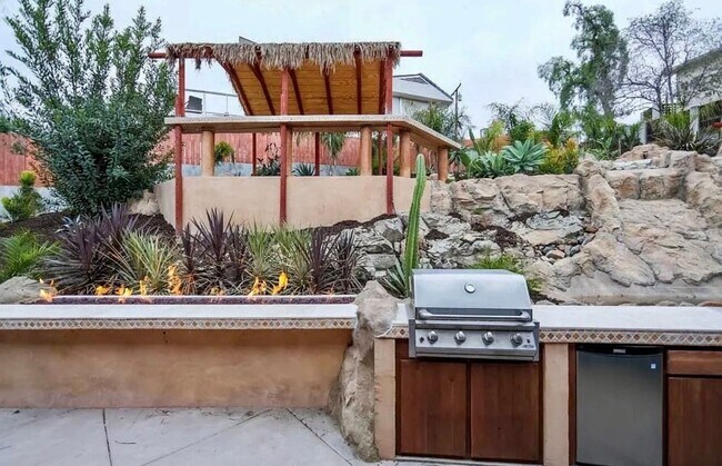 Building Photo - Stunning 3 Bedroom 2 Bathroom Home in La Mesa!