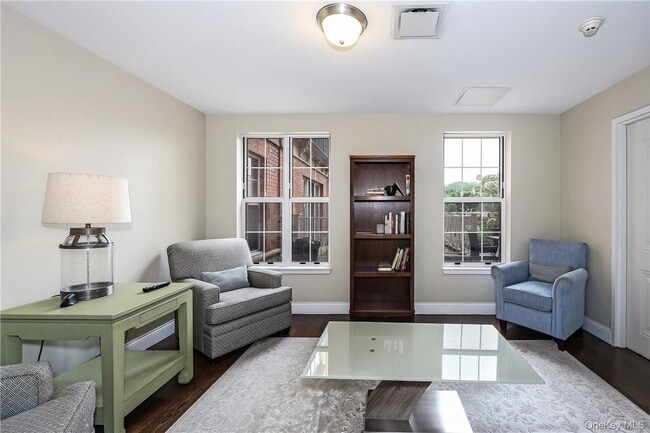 Building Photo - 10 Byron Pl