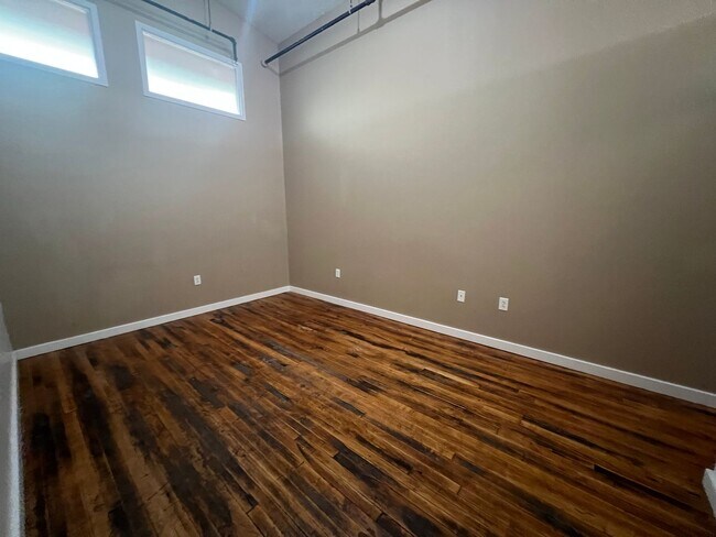 Building Photo - Large 1 Bedroom Loft with Balcony Available in Downtown St. Louis!