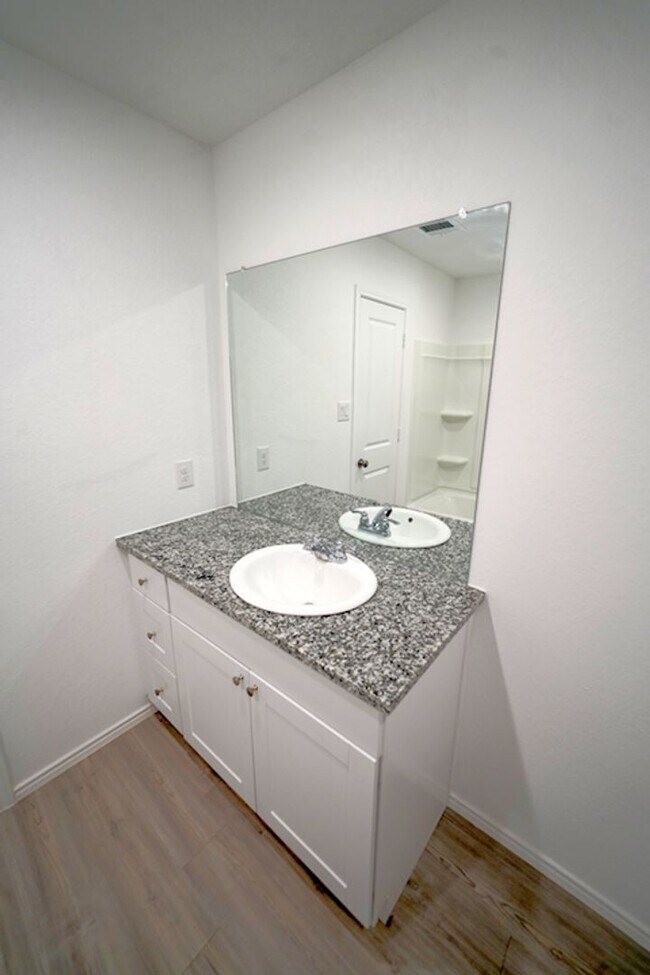 Building Photo - Like-New Home Now Available For Rent in Converse, TX! Realtor Commission offered: $600