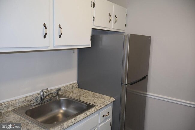 Building Photo - 4951 Americana Dr