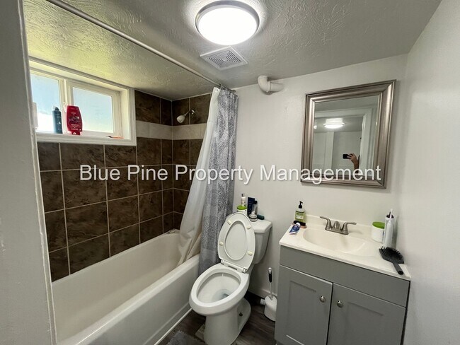 Building Photo - 461 1/2 I Street