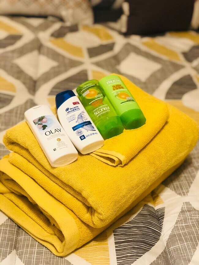 Building Photo - 1825 E 3rd St