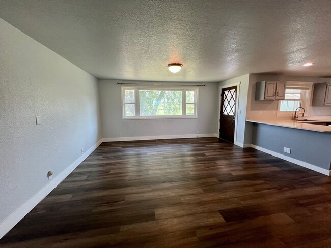 Building Photo - Fully Remodeled 4 Bed 3 Bath Home in the C...