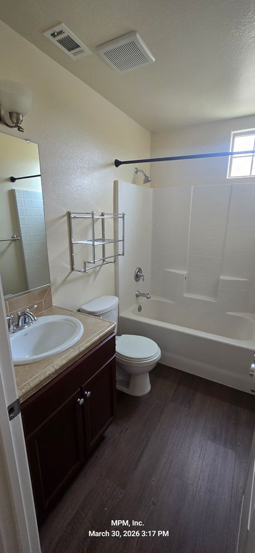 Building Photo - 3 bed 2 bath north end of town