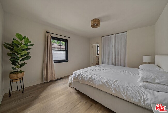 Building Photo - 8822 Rosewood Ave